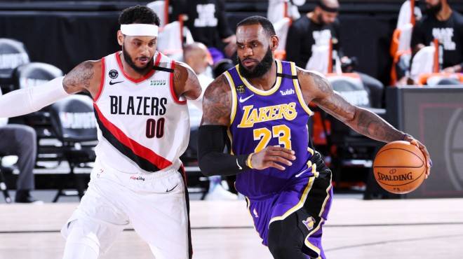  詹姆斯轰下三双数据，湖人逆转战胜掘金